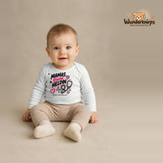 Babybody für Jungen in Weiß mit Motiv „Mamas kleine Heldin“, getragen von einem Kind – Wunderknirps.