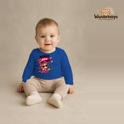 Babybody für Jungen in Blau mit Motiv „Mamas kleine Heldin“, getragen von einem Kind – Wunderknirps.
