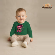 Babybody für Jungen in Grün mit Motiv „Mamas kleine Heldin“, getragen von einem Kind – Wunderknirps.