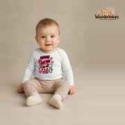 Babybody für Jungen in Weiß mit Motiv „Mamas kleine Heldin“, getragen von einem Kind – Wunderknirps.