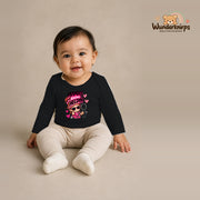 Babybody für Mädchen in Schwarz mit Motiv „Mamas kleine Heldin“, getragen von einem Kind – Wunderknirps.