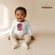Babybody für Mädchen in Weiß mit Motiv „Mamas kleine Heldin“, getragen von einem Kind – Wunderknirps.