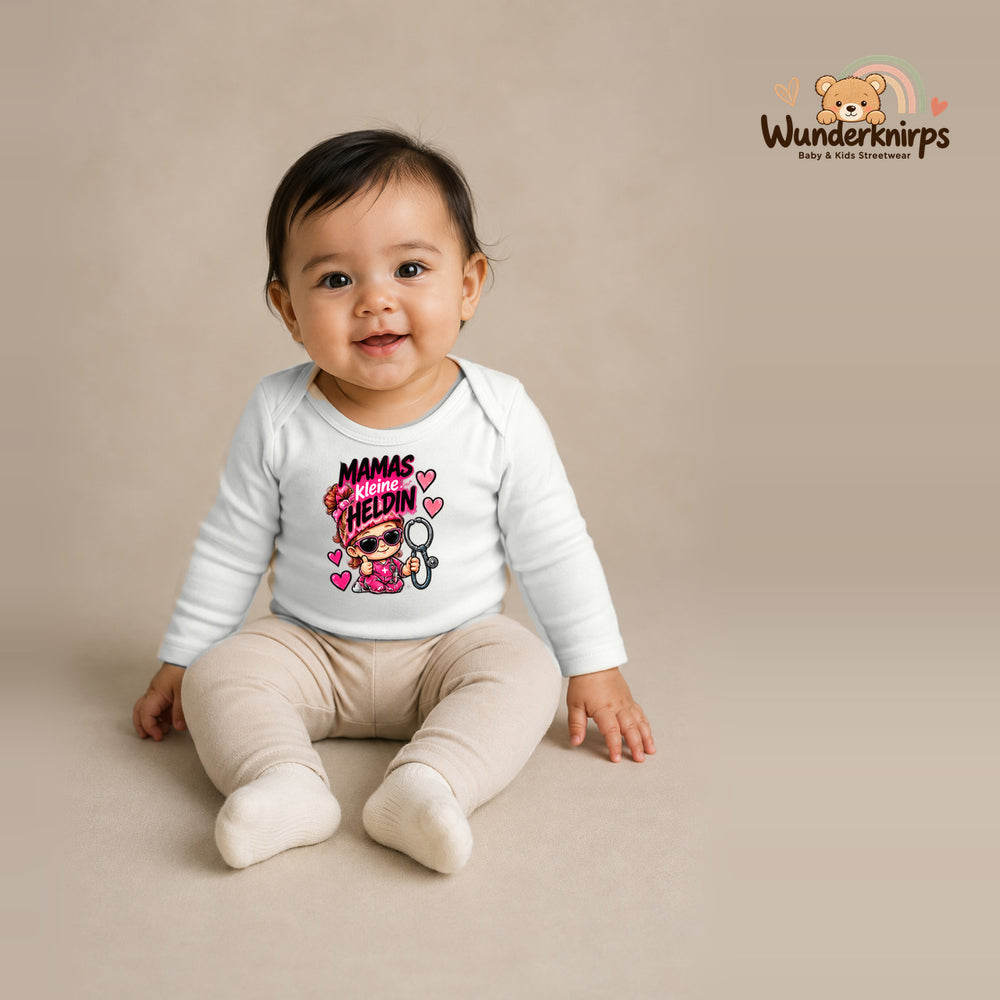 Babybody für Mädchen in Weiß mit Motiv „Mamas kleine Heldin“, getragen von einem Kind – Wunderknirps.