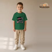 T-Shirt für Jungen in Grün mit Motiv „Mamas kleine Heldin“, getragen von einem Kind – Wunderknirps.