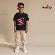 T-Shirt für Jungen in Schwarz mit Motiv „Mamas kleine Heldin“, getragen von einem Kind – Wunderknirps.