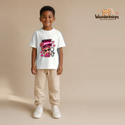 T-Shirt für Jungen in Weiß mit Motiv „Mamas kleine Heldin“, getragen von einem Kind – Wunderknirps.