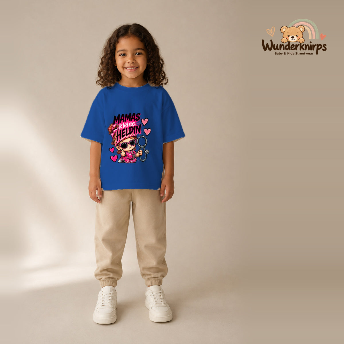T-Shirt für Mädchen in Blau mit Motiv „Mamas kleine Heldin“, getragen von einem Kind – Wunderknirps.