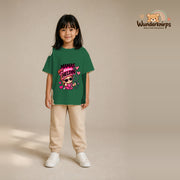 T-Shirt für Mädchen in Grün mit Motiv „Mamas kleine Heldin“, getragen von einem Kind – Wunderknirps.