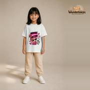 T-Shirt für Mädchen in Weiß mit Motiv „Mamas kleine Heldin“, getragen von einem Kind – Wunderknirps.