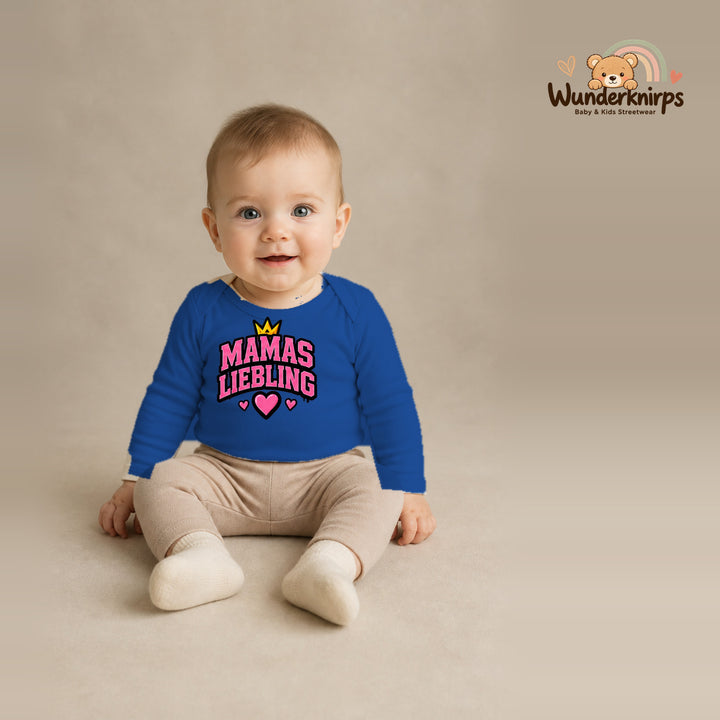 Babybody für Jungen in Blau mit Motiv „Mamas Liebling“, getragen von einem Kind – Wunderknirps.