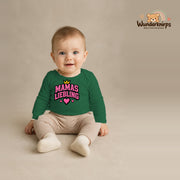 Babybody für Jungen in Grün mit Motiv „Mamas Liebling“, getragen von einem Kind – Wunderknirps.