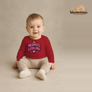 Babybody für Jungen in Rot mit Motiv „Mamas Liebling“, getragen von einem Kind – Wunderknirps.