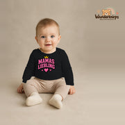 Babybody für Jungen in Schwarz mit Motiv „Mamas Liebling“, getragen von einem Kind – Wunderknirps.