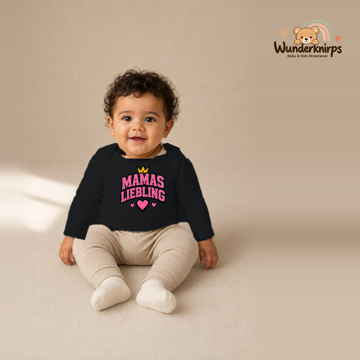 Babybody für Jungen in Schwarz mit Motiv „Mamas Liebling“, getragen von einem Kind – Wunderknirps.