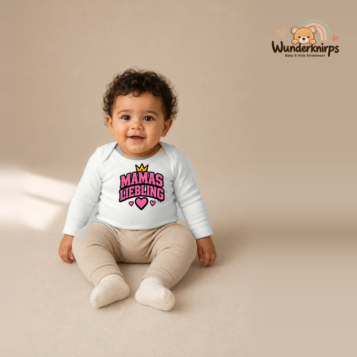 Babybody für Jungen in Weiß mit Motiv „Mamas Liebling“, getragen von einem Kind – Wunderknirps.