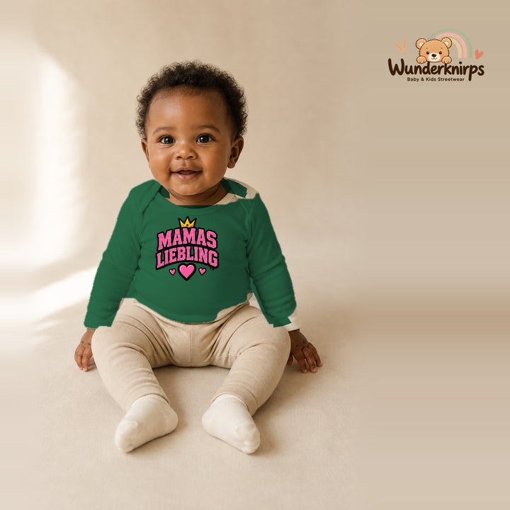 Babybody für Mädchen in Grün mit Motiv „Mamas Liebling“, getragen von einem Kind – Wunderknirps.