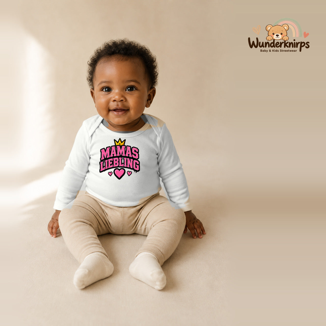 Babybody für Mädchen in Weiß mit Motiv „Mamas Liebling“, getragen von einem Kind – Wunderknirps.