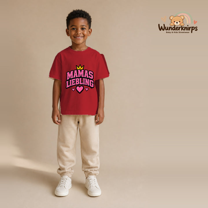 T-Shirt für Jungen in Rot mit Motiv „Mamas Liebling“, getragen von einem Kind – Wunderknirps.