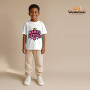 T-Shirt für Jungen in Weiß mit Motiv „Mamas Liebling“, getragen von einem Kind – Wunderknirps.