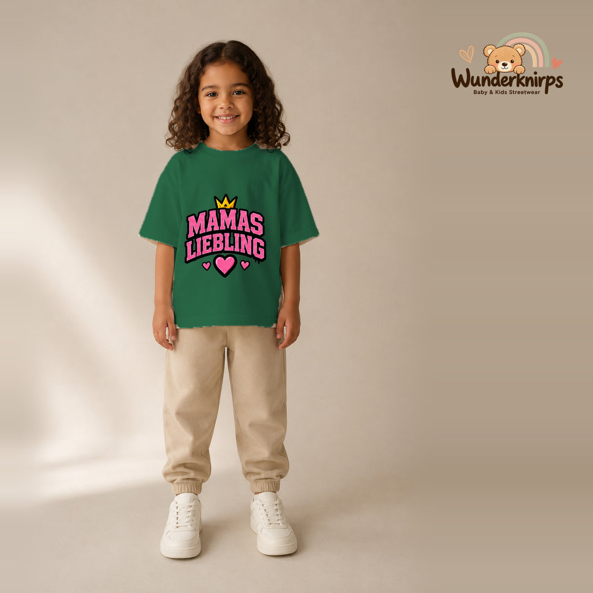 T-Shirt für Mädchen in Grün mit Motiv „Mamas Liebling“, getragen von einem Kind – Wunderknirps.