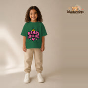 T-Shirt für Mädchen in Grün mit Motiv „Mamas Liebling“, getragen von einem Kind – Wunderknirps.