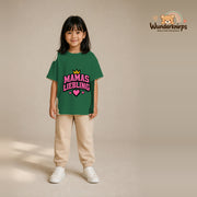 T-Shirt für Mädchen in Grün mit Motiv „Mamas Liebling“, getragen von einem Kind – Wunderknirps.