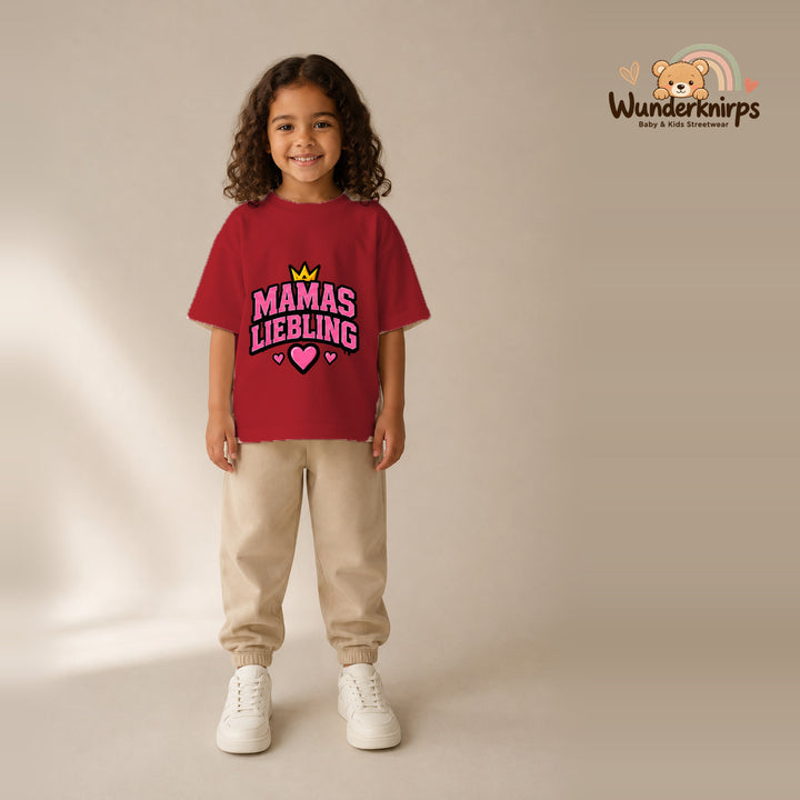 T-Shirt für Mädchen in Rot mit Motiv „Mamas Liebling“, getragen von einem Kind – Wunderknirps.