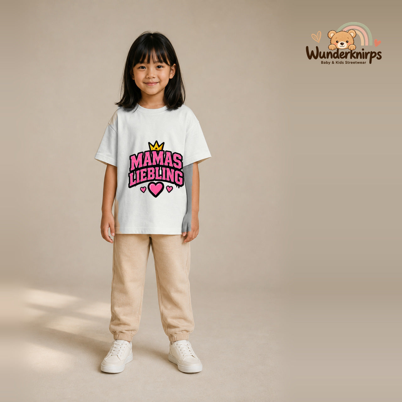 T-Shirt für Mädchen in Weiß mit Motiv „Mamas Liebling“, getragen von einem Kind – Wunderknirps.