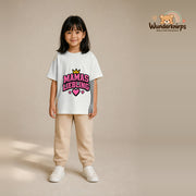 T-Shirt für Mädchen in Weiß mit Motiv „Mamas Liebling“, getragen von einem Kind – Wunderknirps.