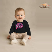 Babybody für Jungen in Schwarz mit Motiv „Mamas MVP“, getragen von einem Kind – Wunderknirps.