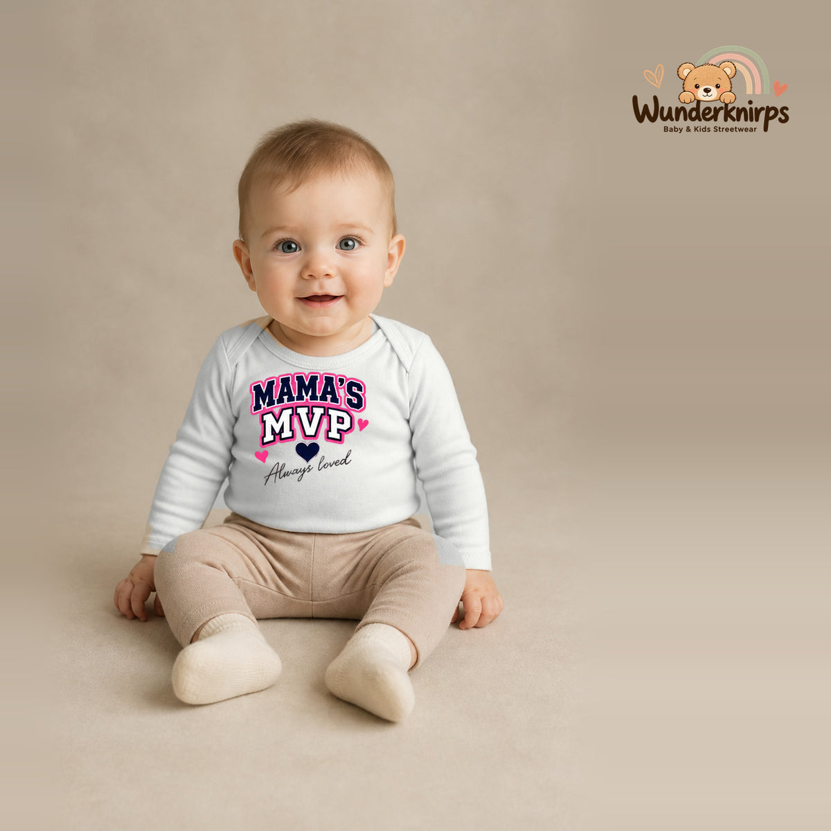Babybody für Jungen in Weiß mit Motiv „Mamas MVP“, getragen von einem Kind – Wunderknirps.
