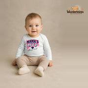 Babybody für Jungen in Weiß mit Motiv „Mamas MVP“, getragen von einem Kind – Wunderknirps.