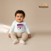Babybody für Jungen in Weiß mit Motiv „Mamas MVP“, getragen von einem Kind – Wunderknirps.