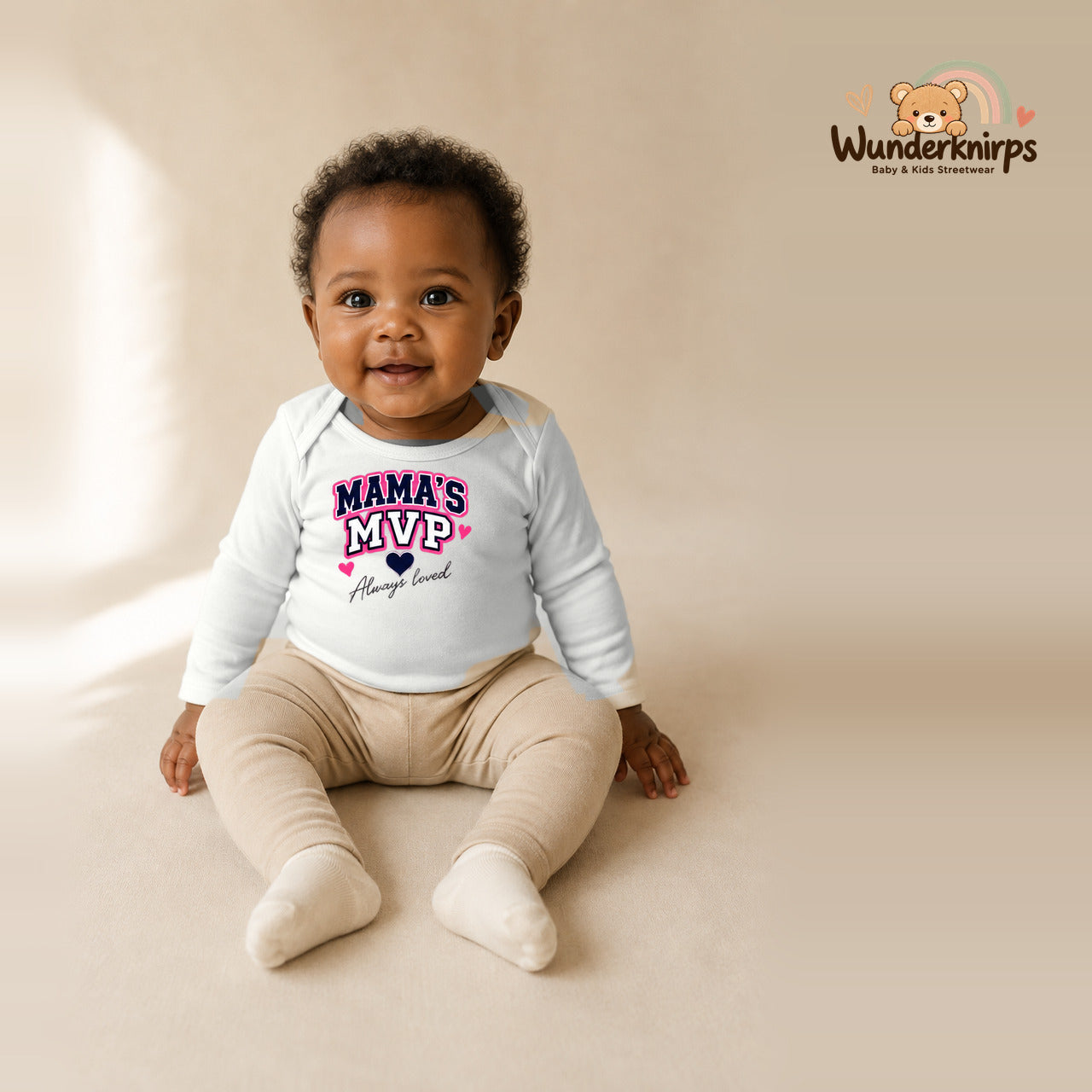 Babybody für Mädchen in Weiß mit Motiv „Mamas MVP“, getragen von einem Kind – Wunderknirps.