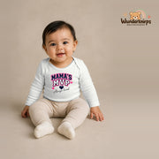 Babybody für Mädchen in Weiß mit Motiv „Mamas MVP“, getragen von einem Kind – Wunderknirps.