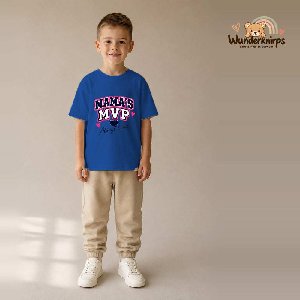 T-Shirt für Jungen in Blau mit Motiv „Mamas MVP“, getragen von einem Kind – Wunderknirps.