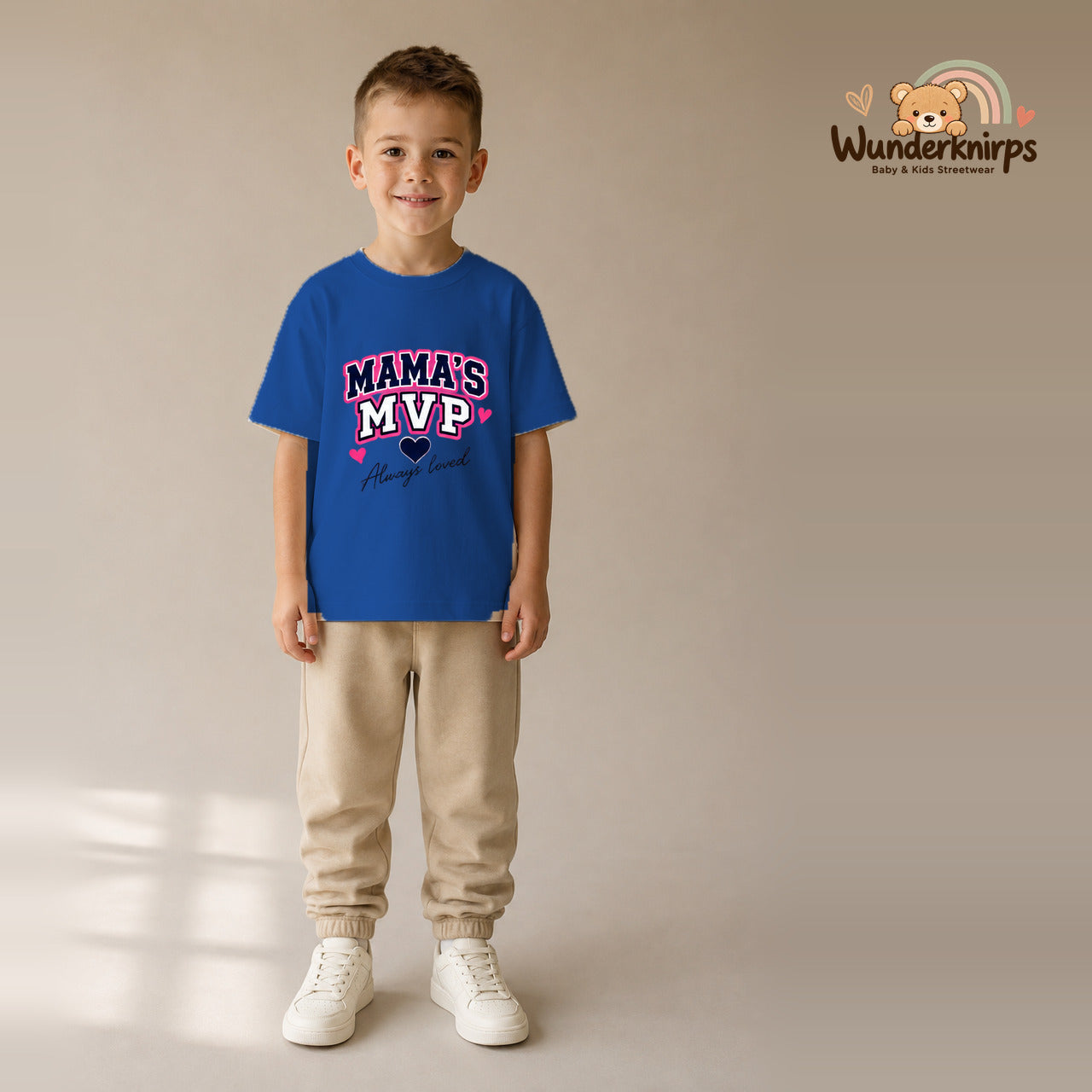 T-Shirt für Jungen in Blau mit Motiv „Mamas MVP“, getragen von einem Kind – Wunderknirps.