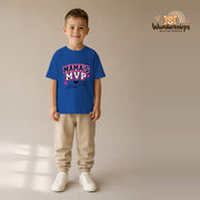 T-Shirt für Jungen in Blau mit Motiv „Mamas MVP“, getragen von einem Kind – Wunderknirps.