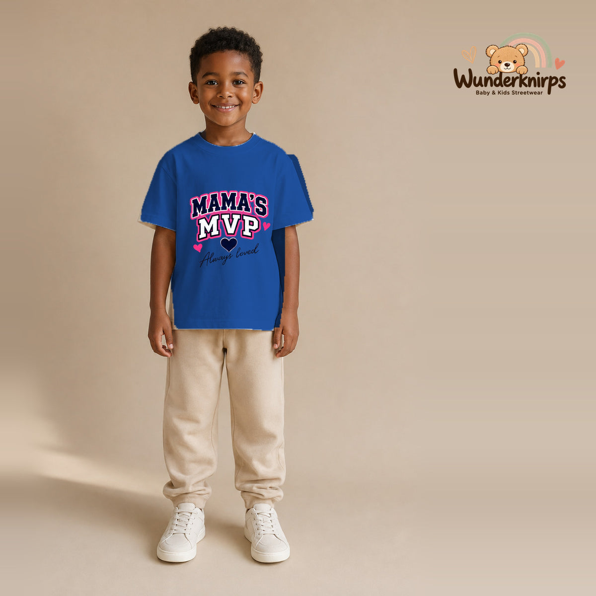 T-Shirt für Jungen in Blau mit Motiv „Mamas MVP“, getragen von einem Kind – Wunderknirps.