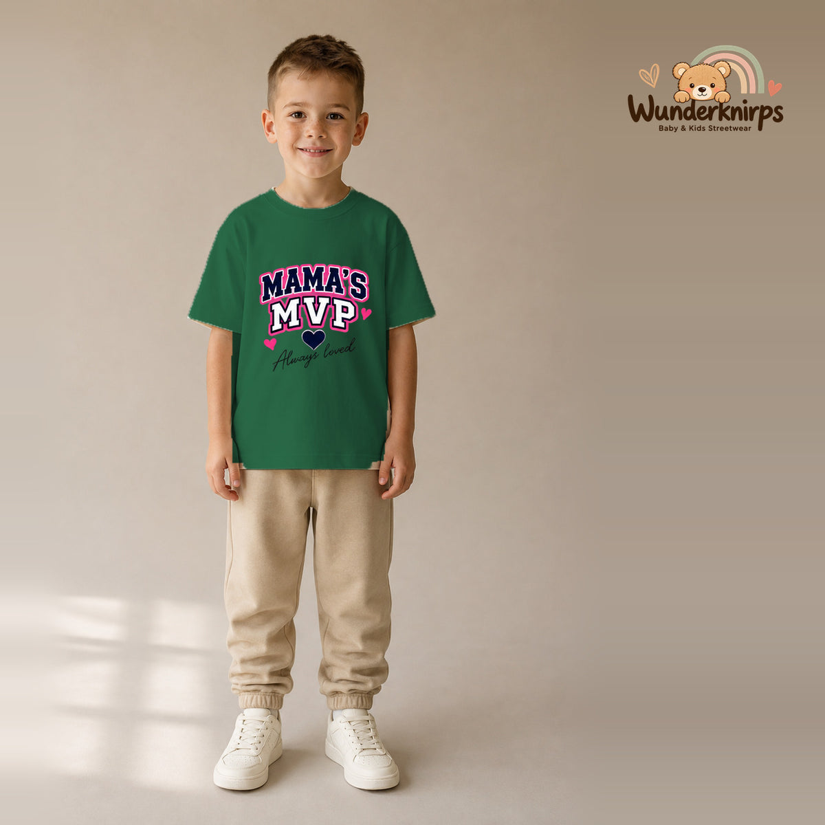 T-Shirt für Jungen in Grün mit Motiv „Mamas MVP“, getragen von einem Kind – Wunderknirps.
