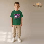T-Shirt für Jungen in Grün mit Motiv „Mamas MVP“, getragen von einem Kind – Wunderknirps.