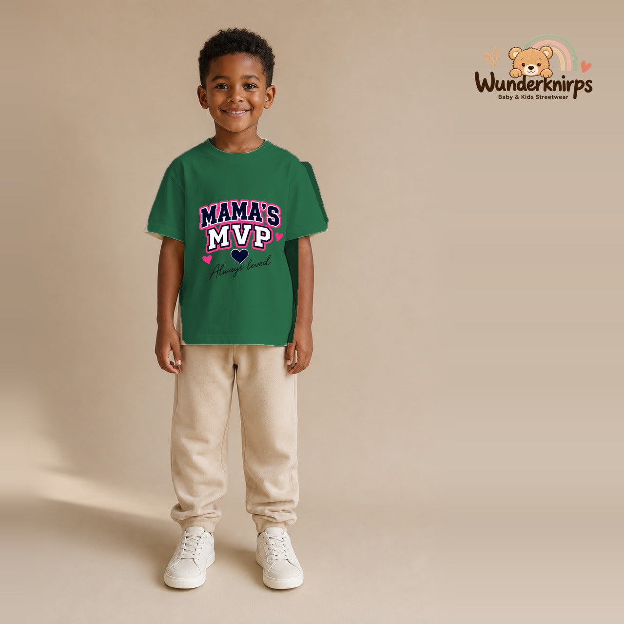 T-Shirt für Jungen in Grün mit Motiv „Mamas MVP“, getragen von einem Kind – Wunderknirps.