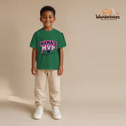 T-Shirt für Jungen in Grün mit Motiv „Mamas MVP“, getragen von einem Kind – Wunderknirps.