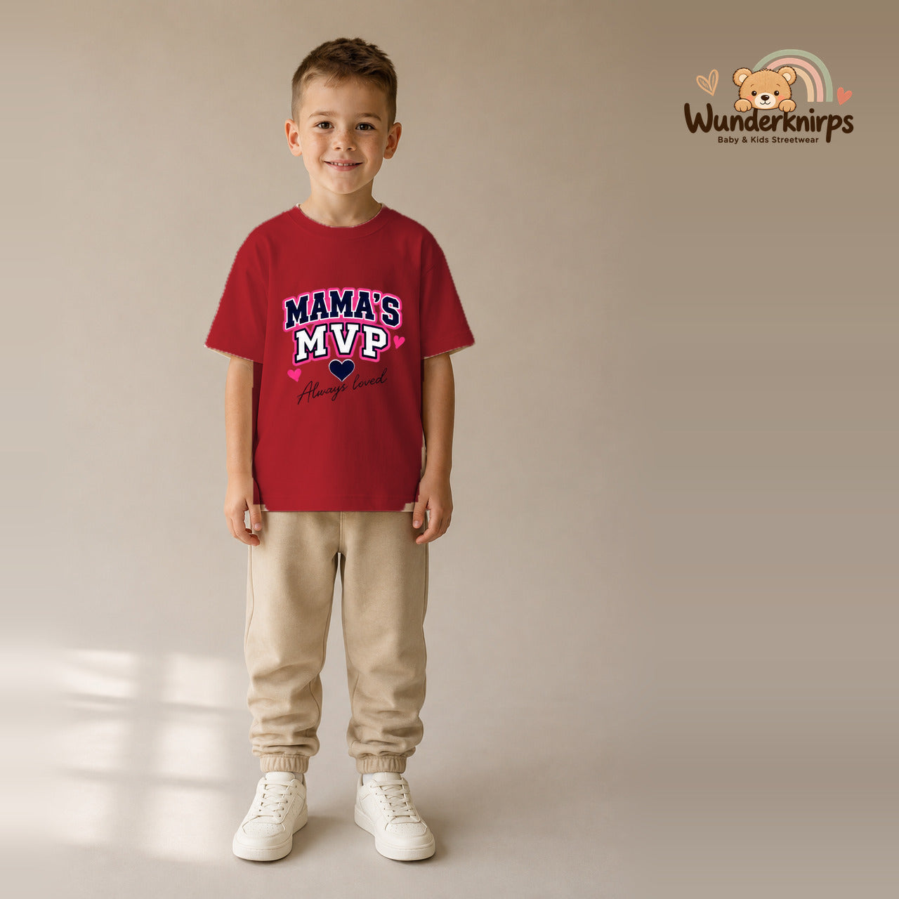 T-Shirt für Jungen in Rot mit Motiv „Mamas MVP“, getragen von einem Kind – Wunderknirps.