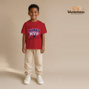 T-Shirt für Jungen in Rot mit Motiv „Mamas MVP“, getragen von einem Kind – Wunderknirps.