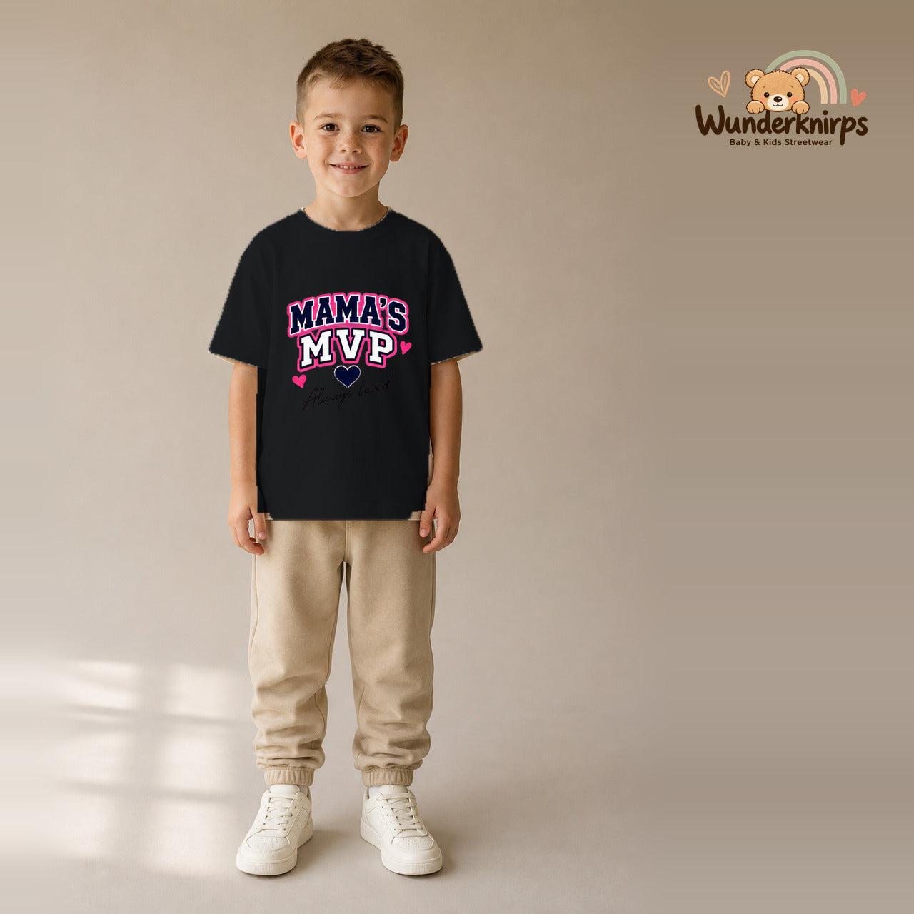 T-Shirt für Jungen in Schwarz mit Motiv „Mamas MVP“, getragen von einem Kind – Wunderknirps.