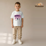 T-Shirt für Jungen in Weiß mit Motiv „Mamas MVP“, getragen von einem Kind – Wunderknirps.