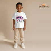 T-Shirt für Jungen in Weiß mit Motiv „Mamas MVP“, getragen von einem Kind – Wunderknirps.