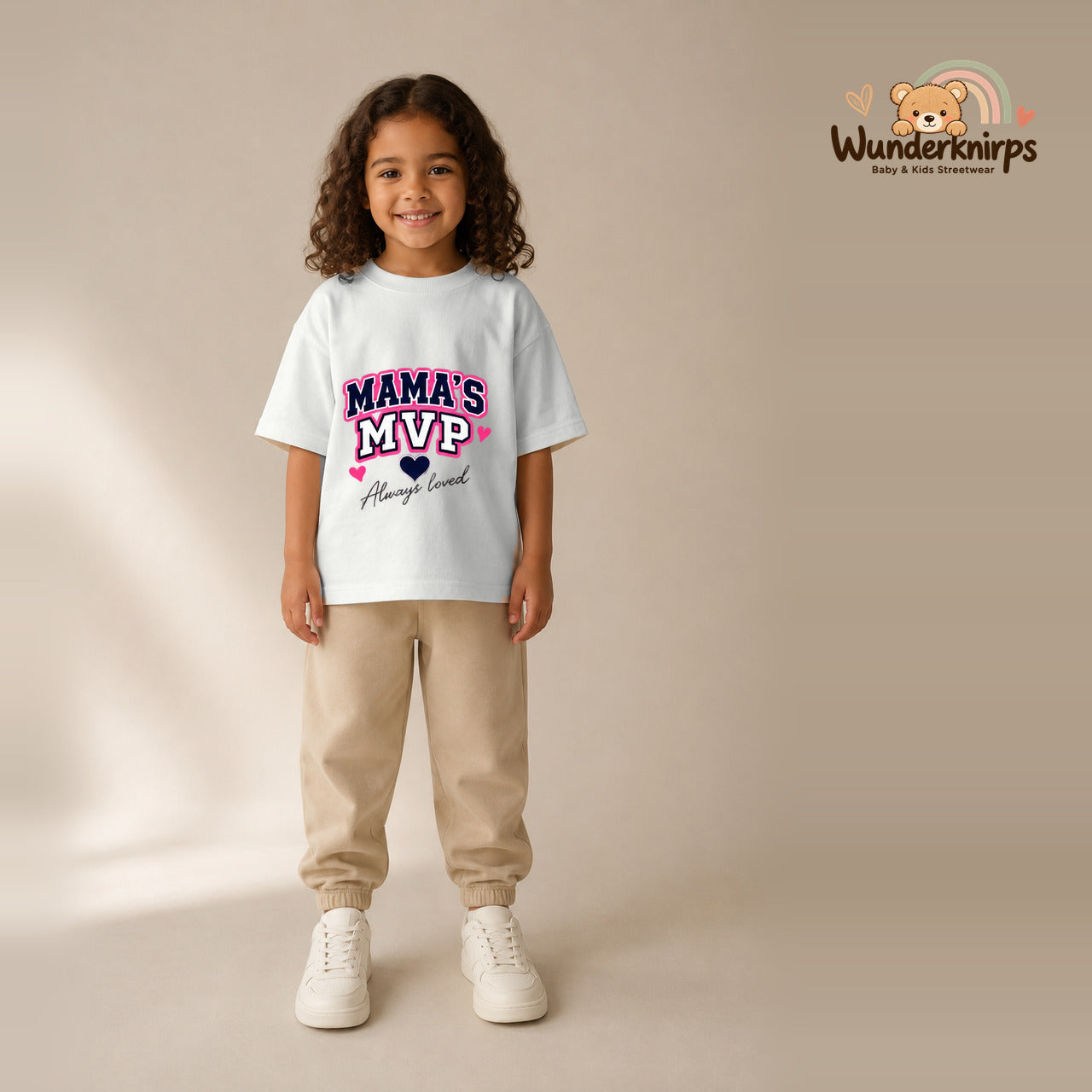 T-Shirt für Mädchen in Weiß mit Motiv „Mamas MVP“, getragen von einem Kind – Wunderknirps.
