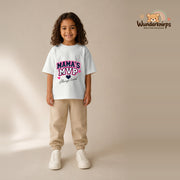 T-Shirt für Mädchen in Weiß mit Motiv „Mamas MVP“, getragen von einem Kind – Wunderknirps.